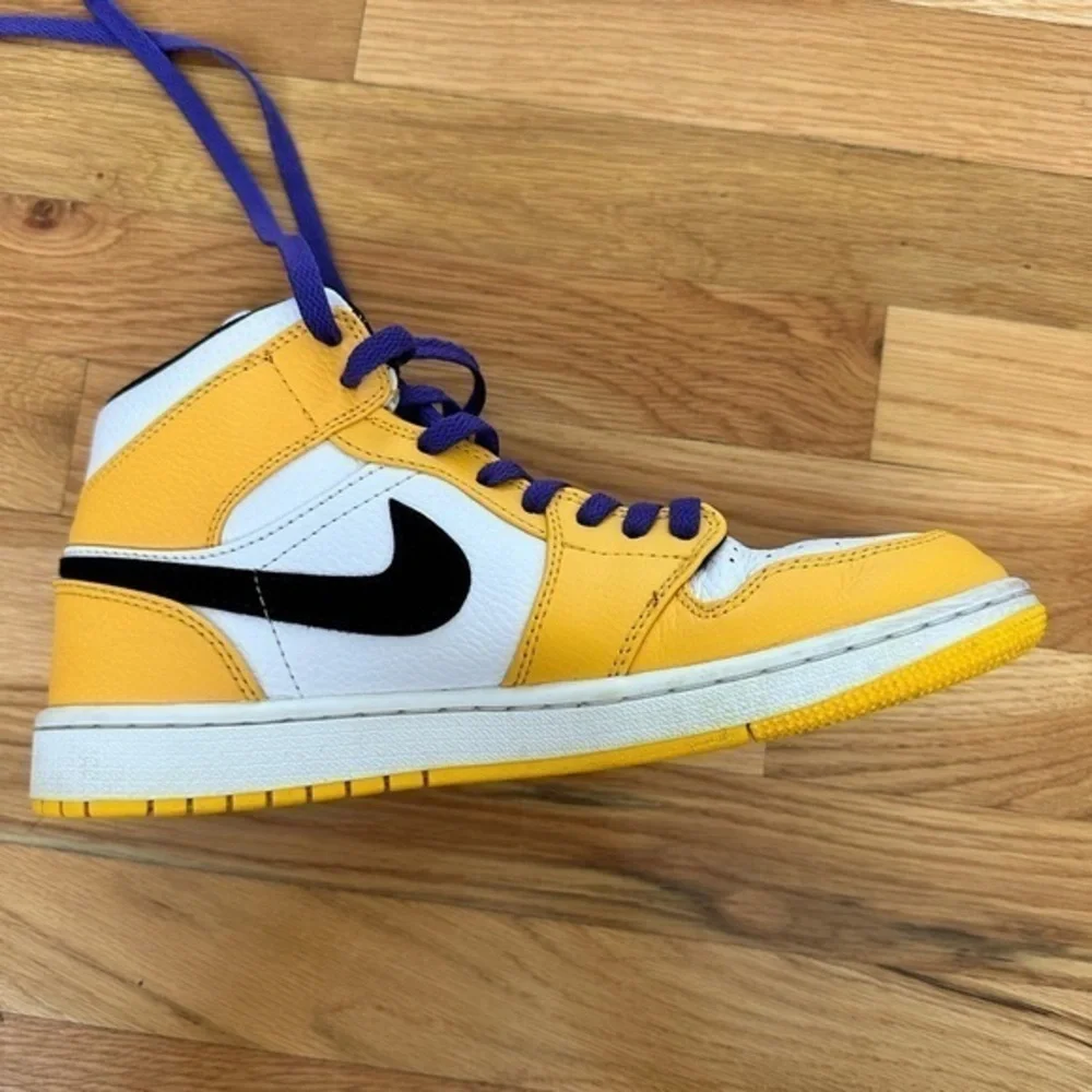 Size‎ 9.5 - Air Jordan 1 Mid Lakers.  LOOK BRAND NEW.  AUTHENTIC GUARANTEED